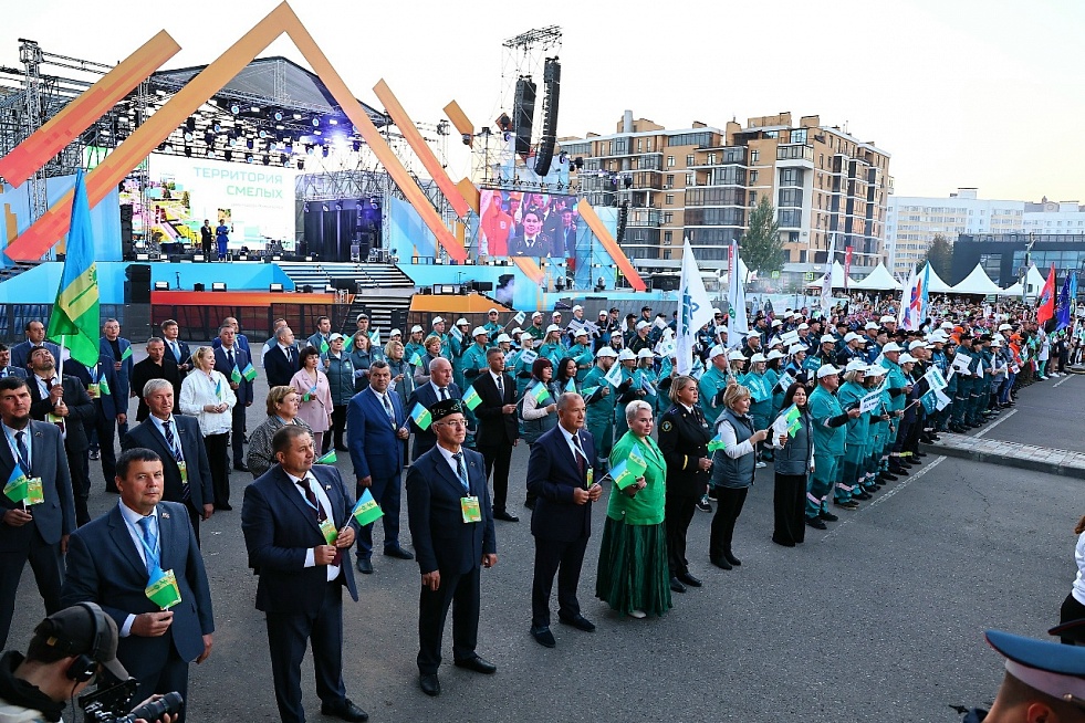 Почетные гости праздника поздравили нижнекамцев с Днем города Почетные гости праздника поздравили нижнекамцев с Днем города